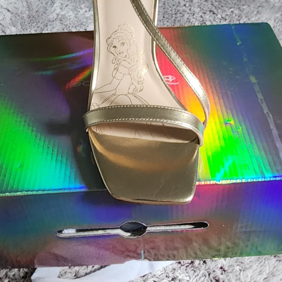 Disney Belle Aldo Heels - Picture 5 of 6